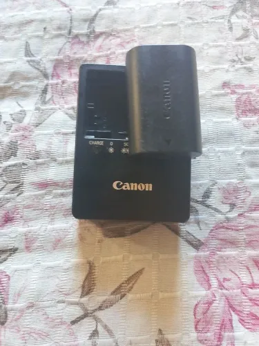 Carregador e bateria Canon LC-E6 semi-novo em perfeito estado todo bom pronto para uso