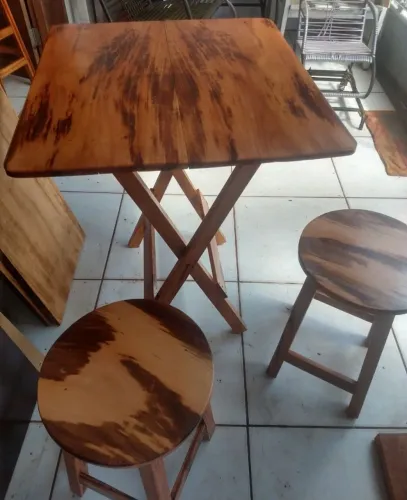 Conjunto de mesa e cadeiras 
