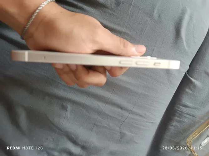 Vendo iPhone 12, sem nenhuma marca de uso, todo original menor preço 1400