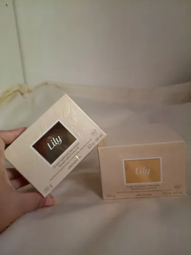 Creme acetinado Lily - hidratante novo