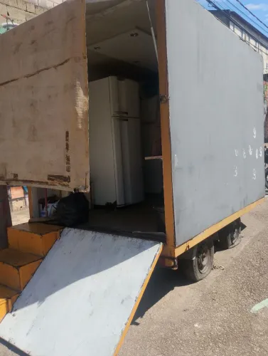 Trailer com tudo dentro de lava car 