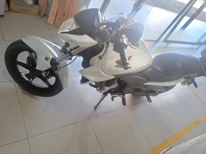 Repasse de moto revend Honda cb 300r 2014 de 14990 por 11490