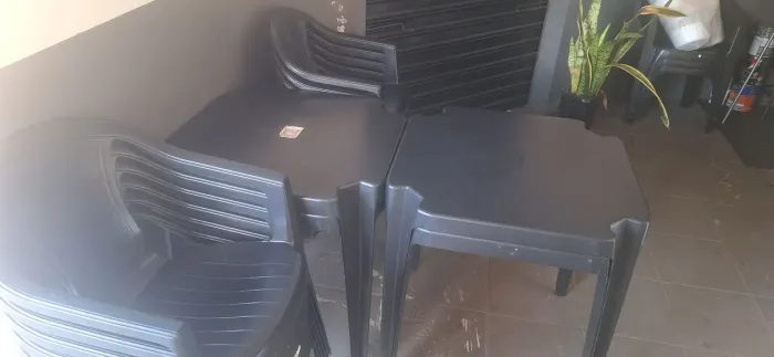Vendo 4 Jogos de Mesa e Cadeiras
