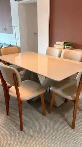 Mesa de jantar 6 lugares, branca com tampo de vidro. Em ótimo estado.