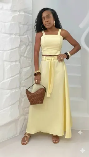 conjunto alfaiataria amarelo manteiga com cropped bojo e saia longuete