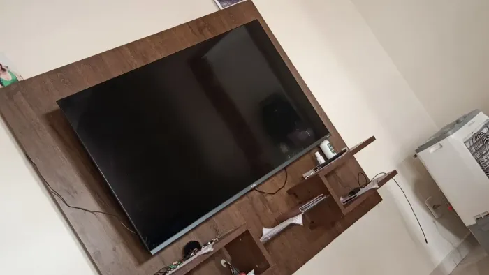 Vendo TV 58 polegadas semi nova tem nota fiscal 9 meses de uso 2000 mil mais informaçõe pv