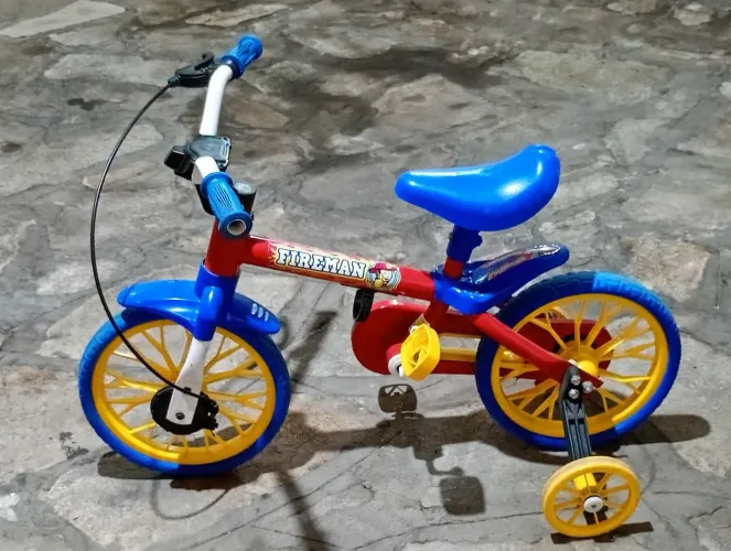 Bicicleta Infantil Fireman com Rodinhas - Linda e Pronta para Usar