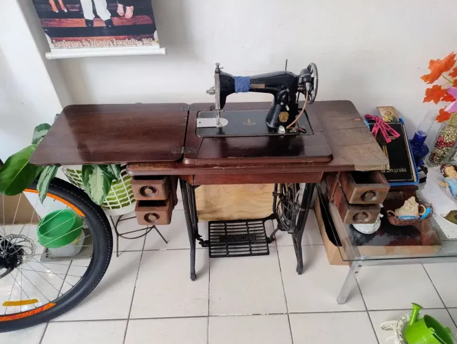 Máquina de Costurar antiga (MercSwiss)
