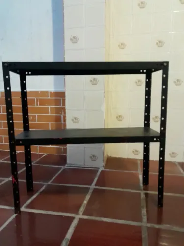 Estante de metal pequena