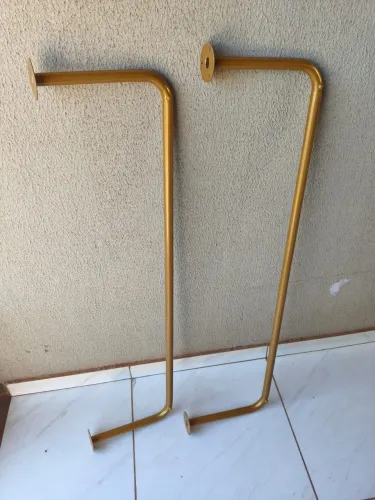 Arara de parede Dourada