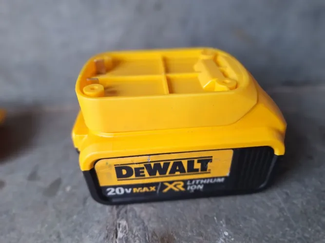 Adaptador para bateria 20v dewalt (nao acompanha a bateria)