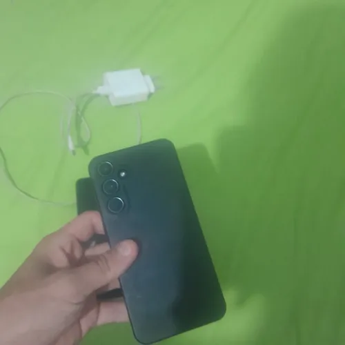 A55 tela trincada a55 Redmi 13 ele tá zerado tá novo veio com carregador original