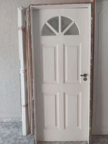 Porta madeira maciça entalhada e com vidro