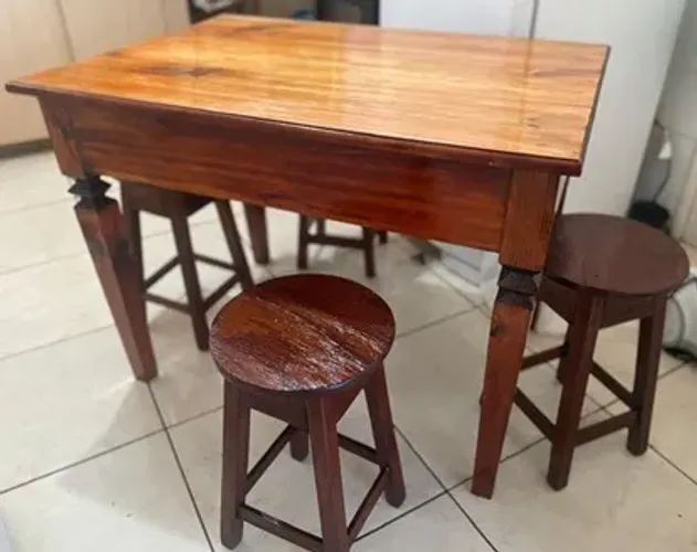 mesa c/ 4 banco banquetas c/ s/ capa crochê DE MALHA , p/ sala jantar cafe manhã, almoço..