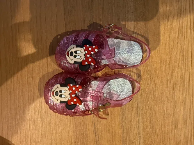 Roupas e utensílios de bebê 