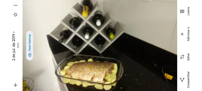 Pequena adega de vinhos comporta até 8 garrafas