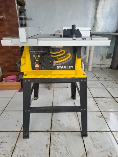 Vende-se uma Serra de Bancada Stanley