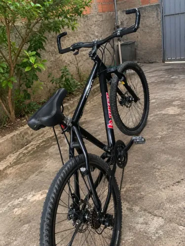 Bicicleta preta, estilo mountain bike