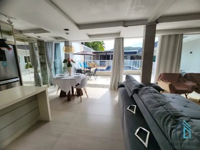 Casa de Alto Padrão, a venda, com piscina, localização Nobre, próximo a Praia em Matinhos