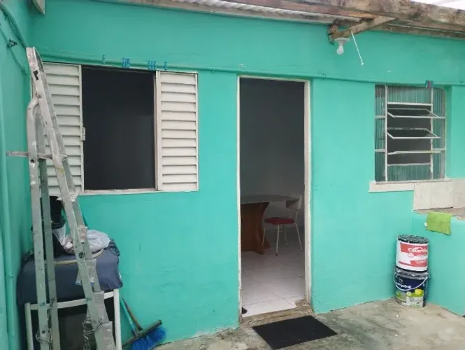Casa de fundos 3 quartos grande, dois quartos e um banheiro.