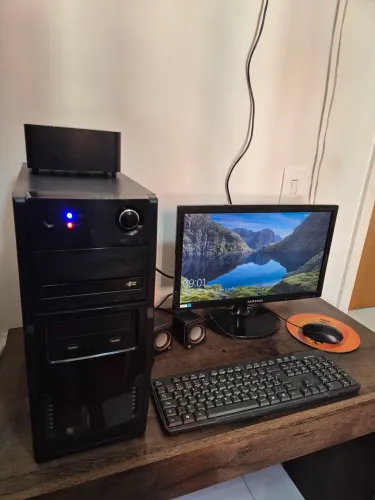 Desktop completo com monitor, mouse, teclado, estabilizador e de brinde uma impressora.