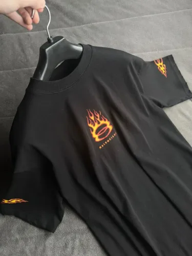 camiseta balenciaga unity flame