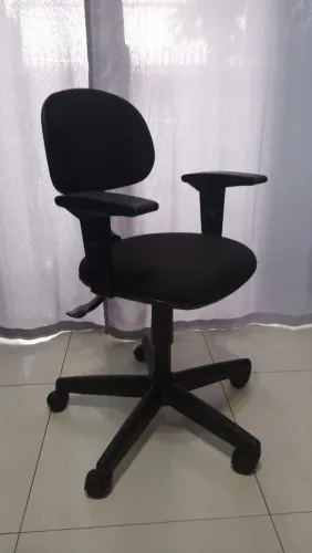 Cadeira de escritório giratória com rodas