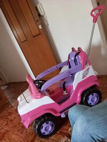 Vendo esse carrão infantil feminino.