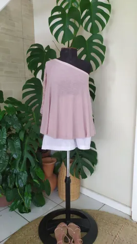 Blusa de malha com manga assimétrico e renda na manga Tam P