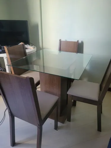 Conjunto se mesa com tampo de vidro, mais 4 cadeiras