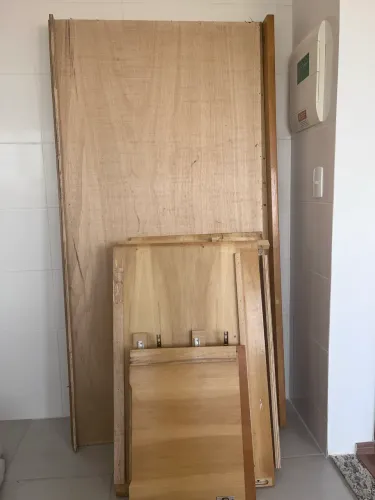 Cama baú de madeira desmontada com baú e gavetas