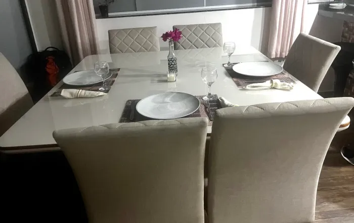 Mesa quadrada com 6 cadeiras