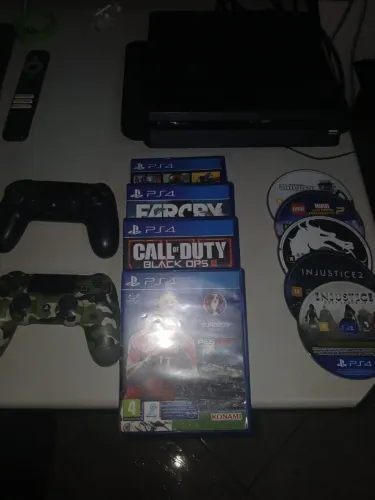 PS4 COM JOGOS E CONTROLES