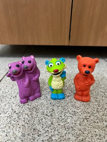 Três antigos bonecos de PVC Bear in the Big Blue House). 