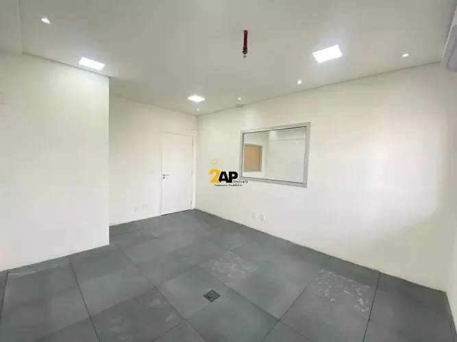 Aluguel de Sala Comercial de Alto Padrão no Real Parque, São Paulo-SP: 3 salas, 1 banheiro