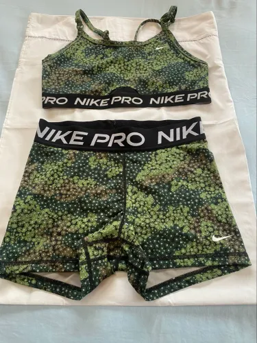 Conjunto esportivo feminino NIKE PRO, tamanho M.