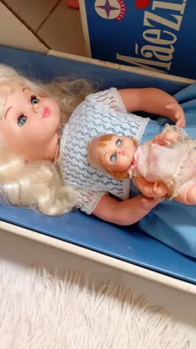 Boneca maezinha le o anuncio