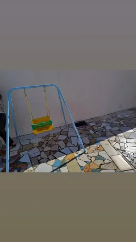 Vendo balanço para criança brincar 