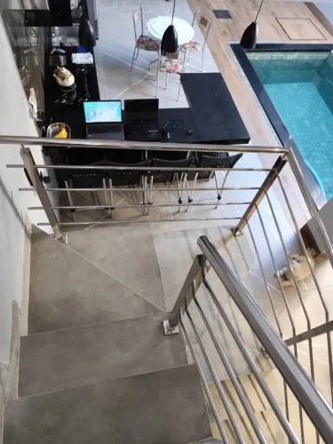 Vende-se Sobrado geminado com piscina+meio terreno