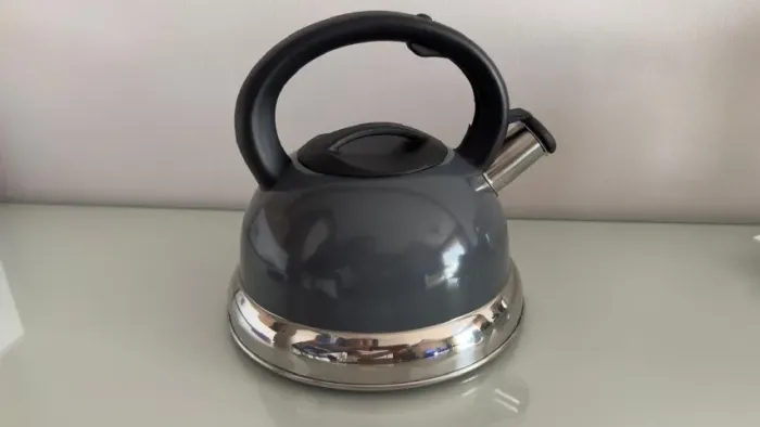 Chaleira de Aço Inox com Apito, Meridional, 2,7L (Prata/Chumbo) - Estado de Nova