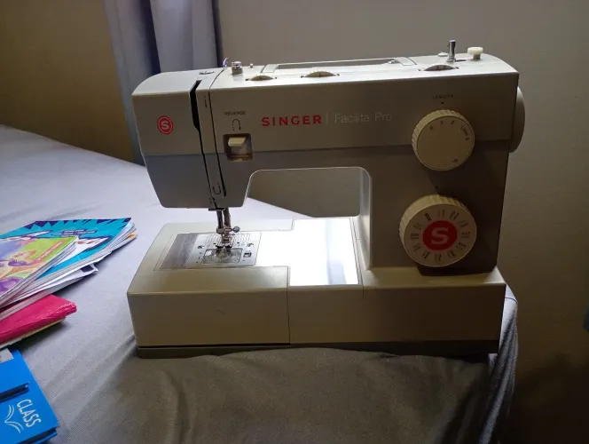 Vende se máquina de costura singer facilit pro