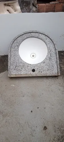 Vendo, pia para banheiro de mármore, e grade de ferro para janela