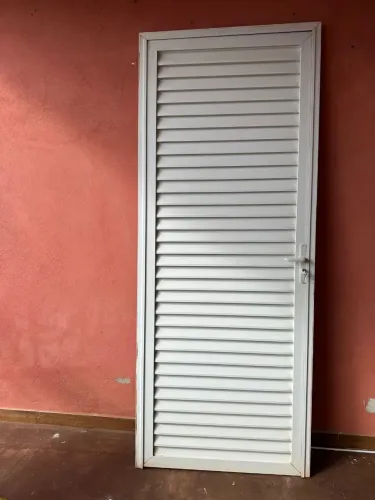 Porta de alumínio branca