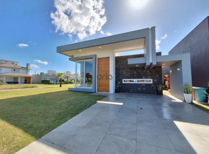 Casa mobiliada e decorada com piscina e 04 suítes à venda no Condomínio Riviera Xangri-Lá.