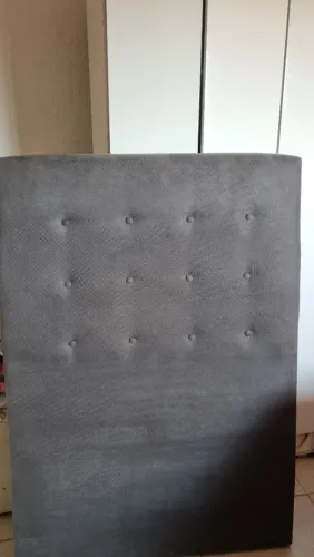 Cabeceira para cama de solteiro na cor cinza chumbo