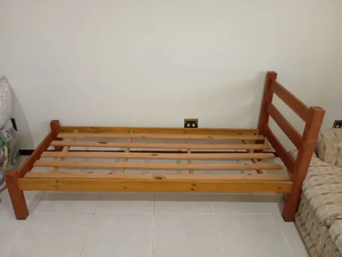 Vendo cama de solteiro em madeira maciça