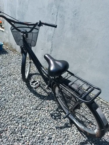 Bicicleta com cestinha e apoio de pé