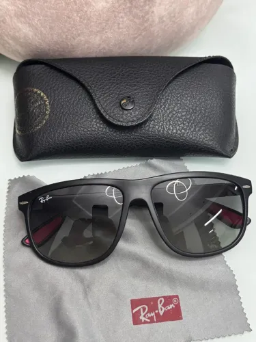 Óculos de sol Ray-Ban modelo scuderia 142.
