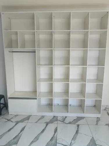 Estante expositora com nichos para loja