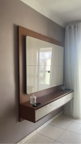 Painel para TV com Rack Suspenso Madeira e Off White | Excelente Estado